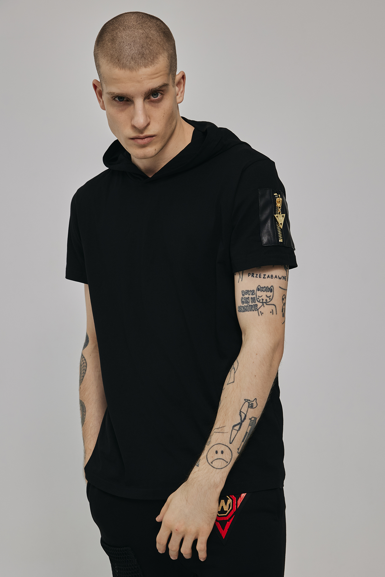 WANTED_T-Shirt_Bronx Basic_Black_Wanted_Patern_Gold3