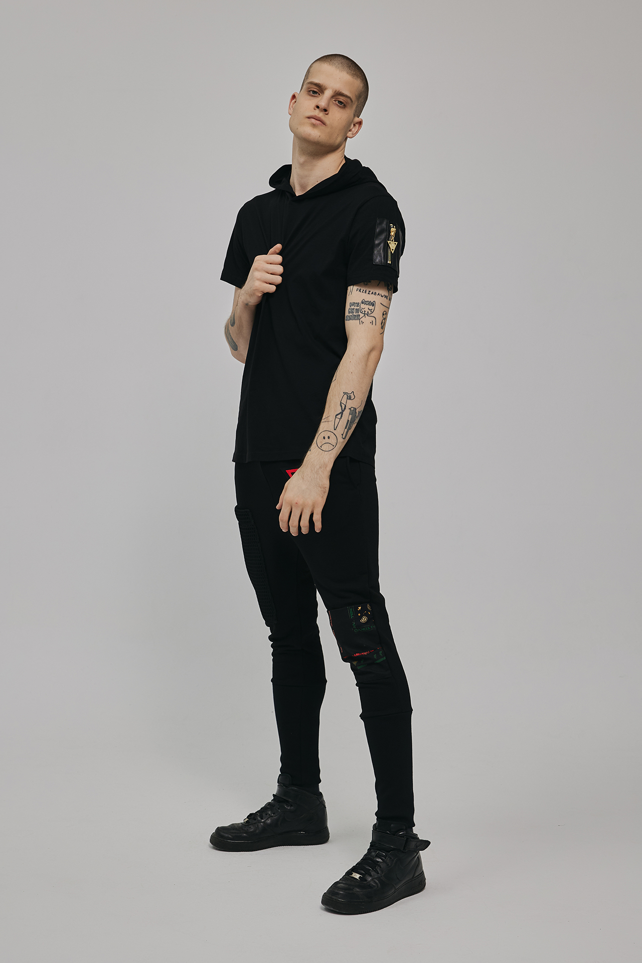 WANTED_T-Shirt_Bronx Basic_Black_Wanted_Patern_Gold6